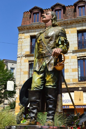 Découvrez la Statue de Cyrano de Bergerac lors de votre séjour au Domaine des Hauts de Rouquette